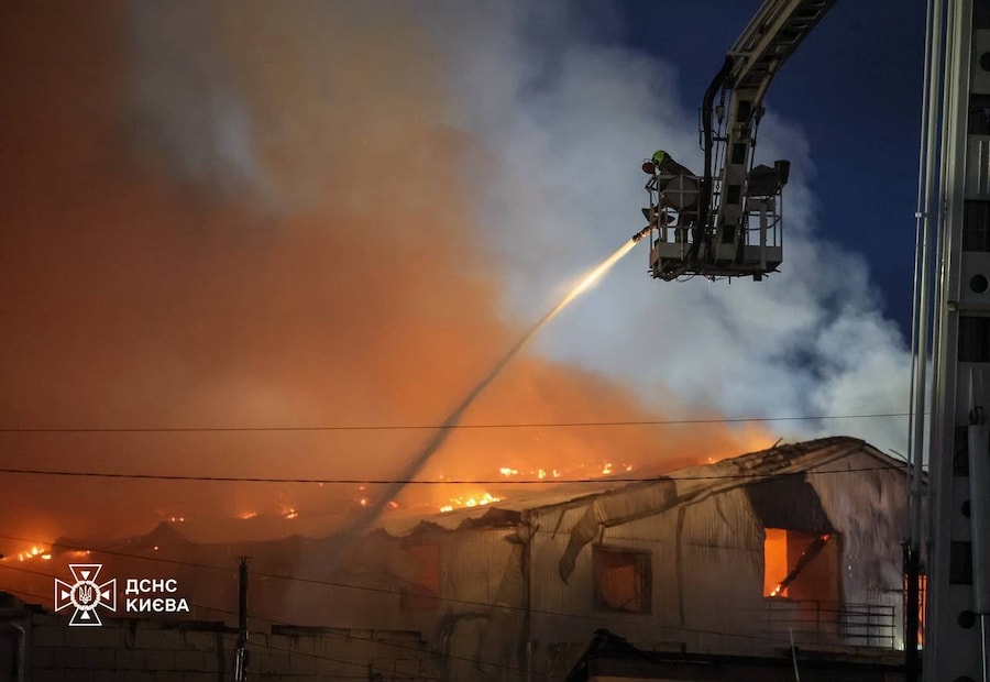 In questa foto fornita dal Servizio di emergenza ucraino, il personale dei servizi di emergenza è al lavoro per spegnere un incendio scoppiato a seguito di un attacco aereo russo a Kiev. (Ukrainian Emergency Service via AP/APN)