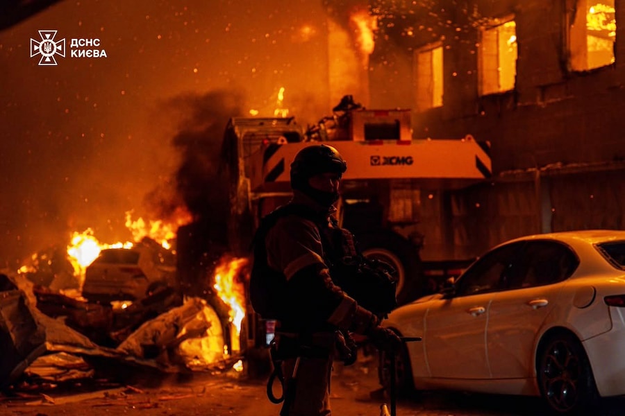 In questa foto fornita dal Servizio di emergenza ucraino, il personale dei servizi di emergenza è al lavoro per spegnere un incendio scoppiato in seguito a un attacco aereo russo a Kiev, in Ucraina. (Servizio di emergenza ucraino via AP/APN)