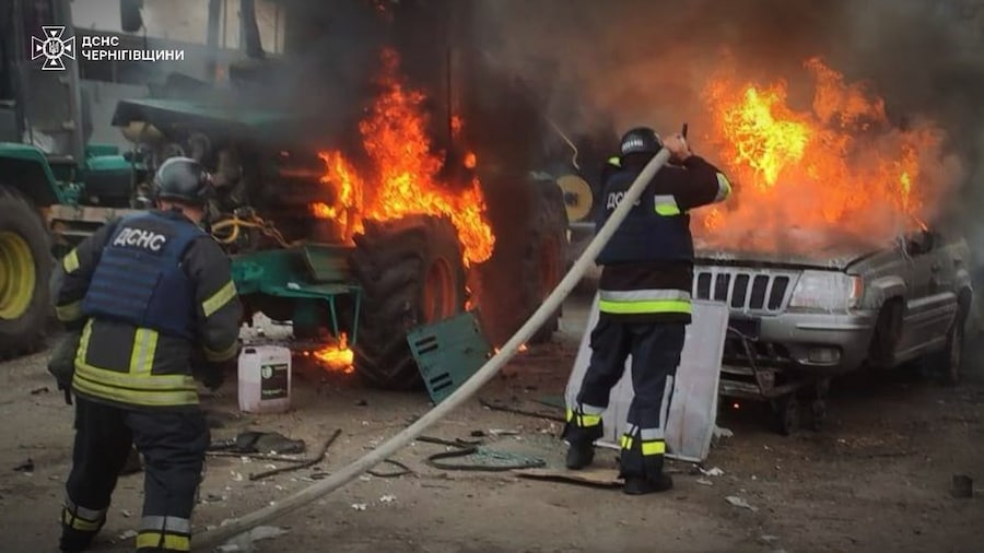 In questa foto fornita dal Servizio di emergenza ucraino, il personale dei servizi di emergenza è al lavoro per spegnere un incendio scoppiato a seguito di un attacco aereo russo a Chernihiv, in Ucraina. (Ukrainian Emergency Service via AP/APN)