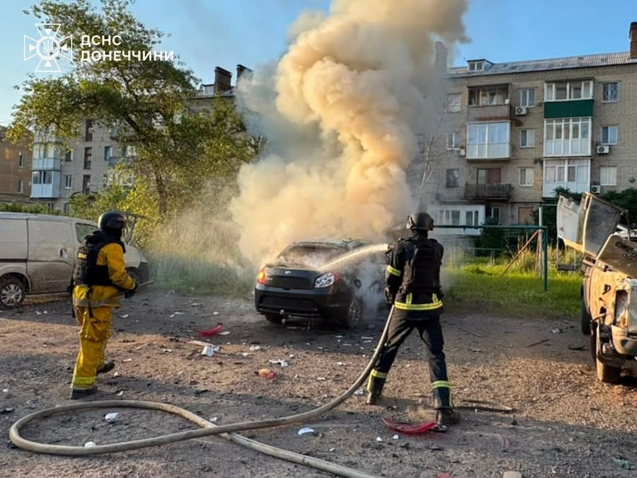 In questa foto fornita dal Servizio di emergenza ucraino, il personale dei servizi di emergenza è al lavoro per spegnere un incendio scoppiato a seguito di un attacco aereo russo a Kramatorsk, nella regione di Donetsk, in Ucraina. (Servizio di emergenza ucraino via AP/ Associated Press/ LaPresse/APN)