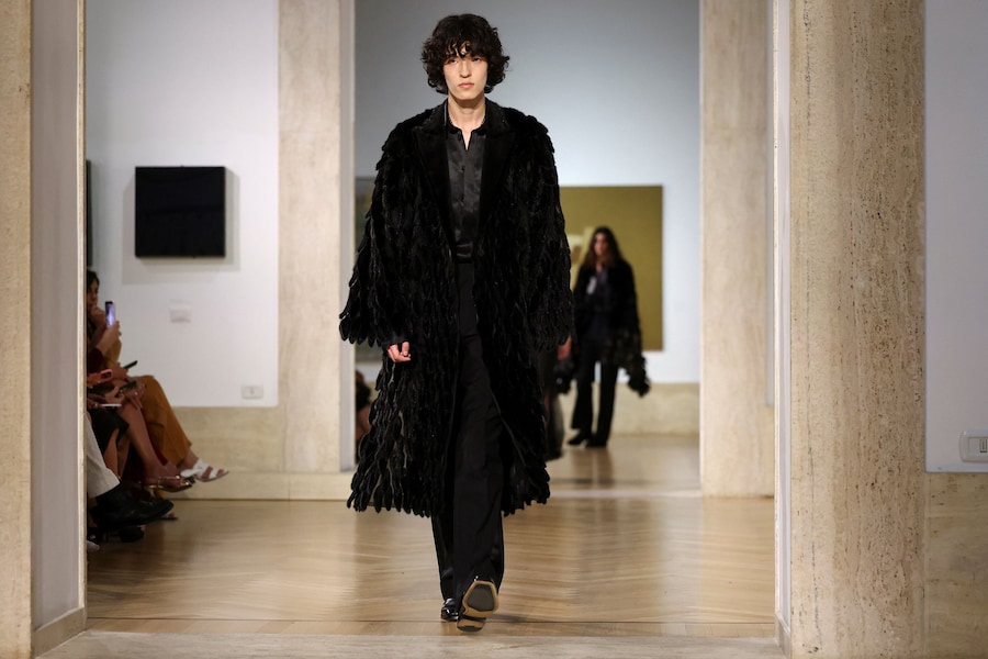 Una modella sfoggia un modello della prima collezione couture di Fendi firmata da Maria Grazia Chiuri alla Galleria Nazionale d'Arte Moderna e Contemporanea di Roma, Italia, il 9 luglio 2026. REUTERS/Guglielmo Mangiapane (REUTERS)