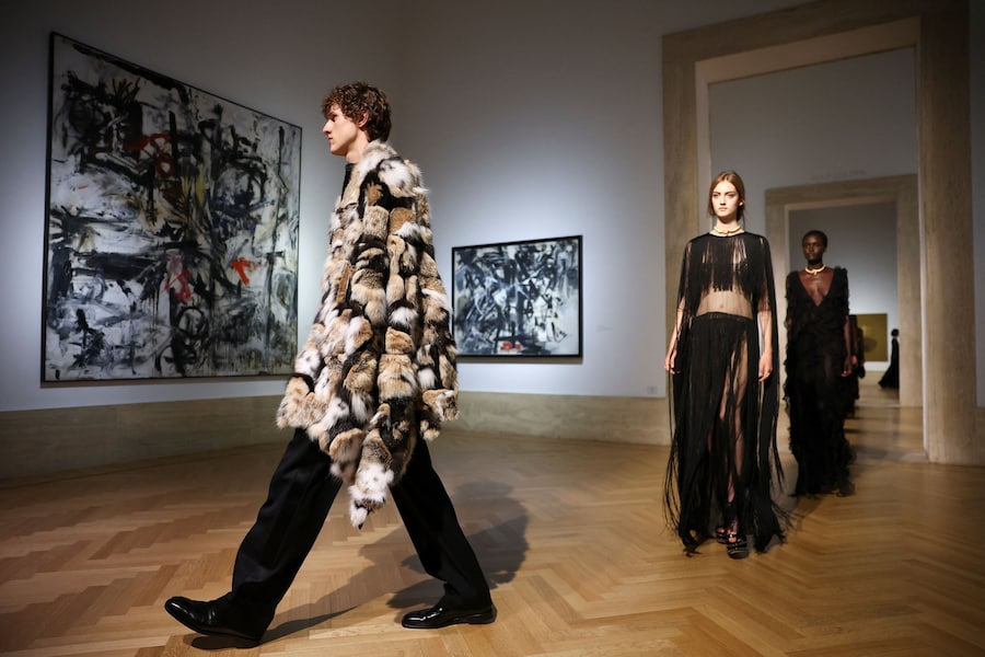 Le modelle sfoggiano le creazioni della prima collezione couture di Fendi firmata da Maria Grazia Chiuri alla Galleria Nazionale d'Arte Moderna e Contemporanea di Roma, Italia, il 9 luglio 2026. REUTERS/Guglielmo Mangiapane (REUTERS)