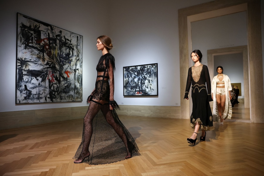Le modelle sfoggiano le creazioni della prima collezione couture di Fendi firmata da Maria Grazia Chiuri alla Galleria Nazionale d'Arte Moderna e Contemporanea di Roma, il 9 luglio 2026. REUTERS/Guglielmo Mangiapane (REUTERS)