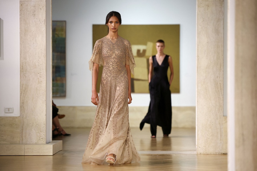 Una modella sfoggia un modello della prima collezione couture di Fendi firmata da Maria Grazia Chiuri alla Galleria Nazionale d'Arte Moderna e Contemporanea di Roma, Italia, il 9 luglio 2026. REUTERS/Guglielmo Mangiapane (REUTERS)