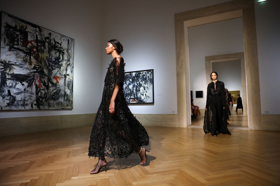 Le modelle sfoggiano le creazioni della prima collezione couture di Fendi firmata da Maria Grazia Chiuri alla Galleria Nazionale d'Arte Moderna e Contemporanea di Roma, Italia, il 9 luglio 2026. REUTERS/Guglielmo Mangiapane (REUTERS)
