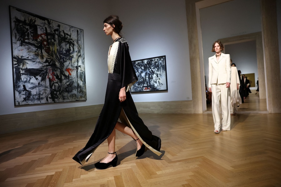 Le modelle sfoggiano le creazioni della prima collezione couture di Fendi firmata da Maria Grazia Chiuri alla Galleria Nazionale d'Arte Moderna e Contemporanea di Roma, Italia, il 9 luglio 2026. REUTERS/Guglielmo Mangiapane (REUTERS)