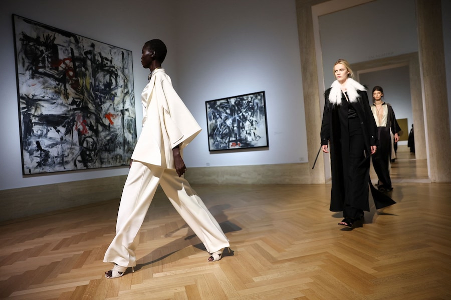 Le modelle sfoggiano le creazioni della prima collezione couture di Fendi firmata da Maria Grazia Chiuri alla Galleria Nazionale d'Arte Moderna e Contemporanea di Roma, Italia, il 9 luglio 2026. REUTERS/Guglielmo Mangiapane (REUTERS)