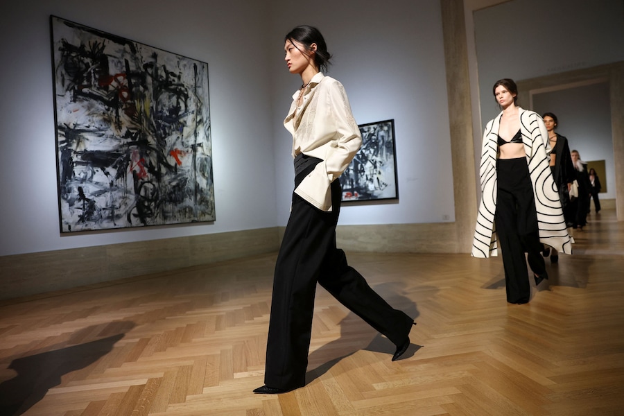 Le modelle sfoggiano le creazioni della prima collezione couture di Fendi firmata da Maria Grazia Chiuri alla Galleria Nazionale d'Arte Moderna e Contemporanea di Roma, Italia, il 9 luglio 2026. REUTERS/Guglielmo Mangiapane (REUTERS)