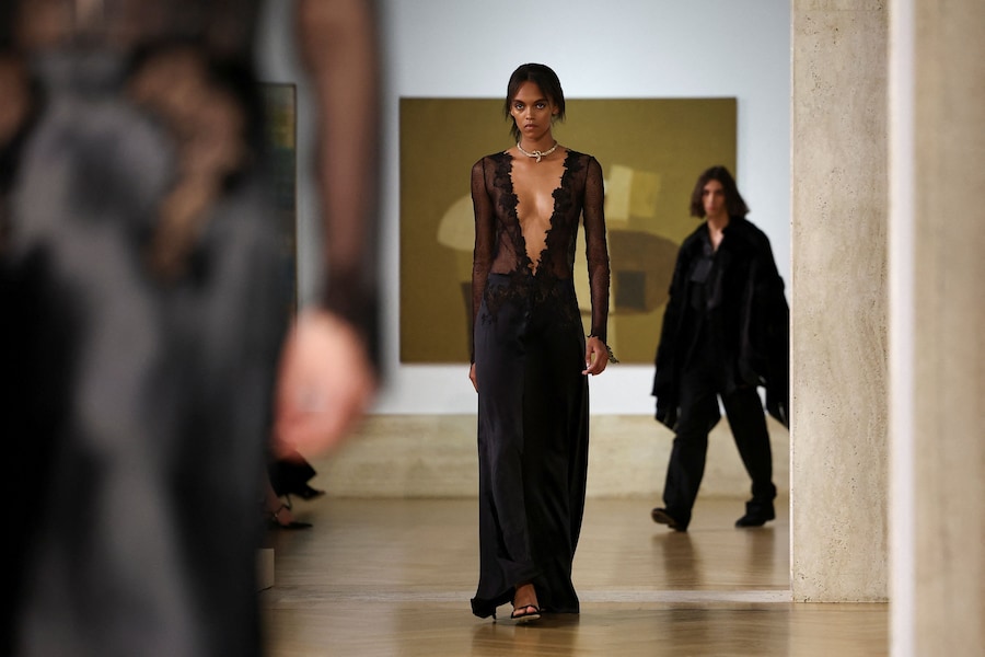Le modelle sfoggiano le creazioni della prima collezione couture di Fendi firmata da Maria Grazia Chiuri alla Galleria Nazionale d'Arte Moderna e Contemporanea di Roma, il 9 luglio 2026. REUTERS/Guglielmo Mangiapane (REUTERS)