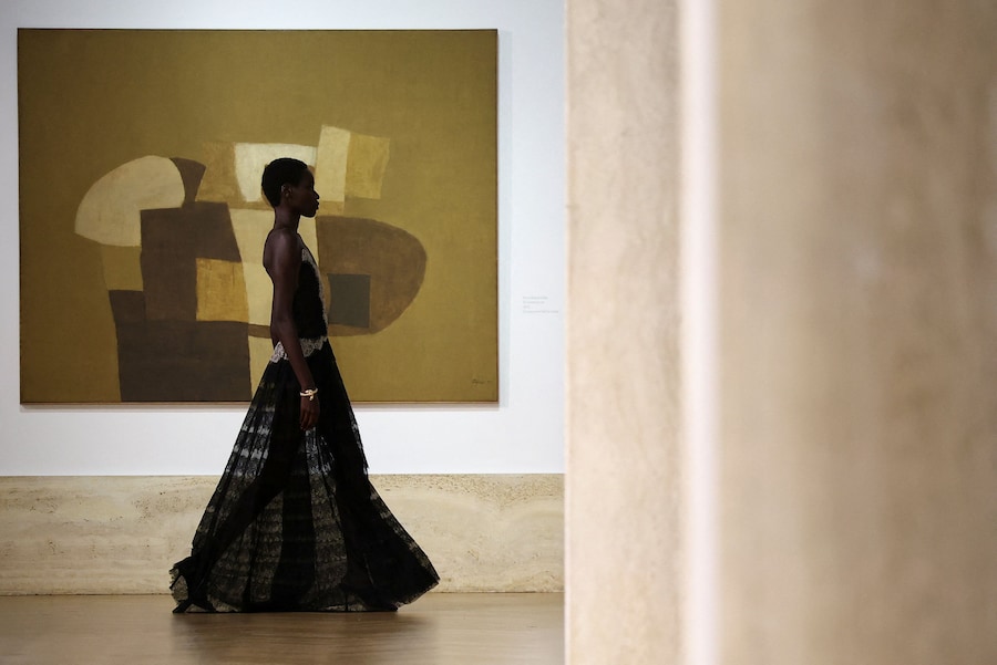 Una modella sfoggia una creazione della prima collezione couture di Fendi firmata da Maria Grazia Chiuri alla Galleria Nazionale d'Arte Moderna e Contemporanea di Roma, Italia, il 9 luglio 2026. REUTERS/Guglielmo Mangiapane IMMAGINI DEL GIORNO DI TPX (REUTERS)
