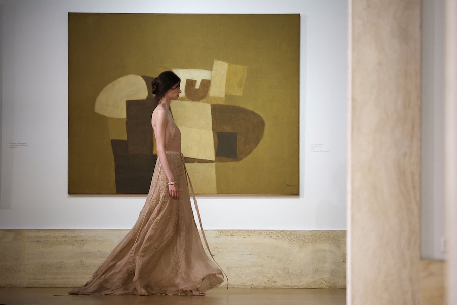 Una modella sfoggia un modello della prima collezione couture di Fendi firmata da Maria Grazia Chiuri alla Galleria Nazionale d'Arte Moderna e Contemporanea di Roma, Italia, il 9 luglio 2026. REUTERS/Guglielmo Mangiapane (REUTERS)