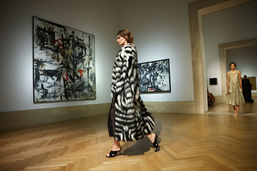 Le modelle sfoggiano le creazioni della prima collezione couture di Fendi firmata da Maria Grazia Chiuri alla Galleria Nazionale d'Arte Moderna e Contemporanea di Roma, il 9 luglio 2026. REUTERS/Guglielmo Mangiapane (REUTERS)