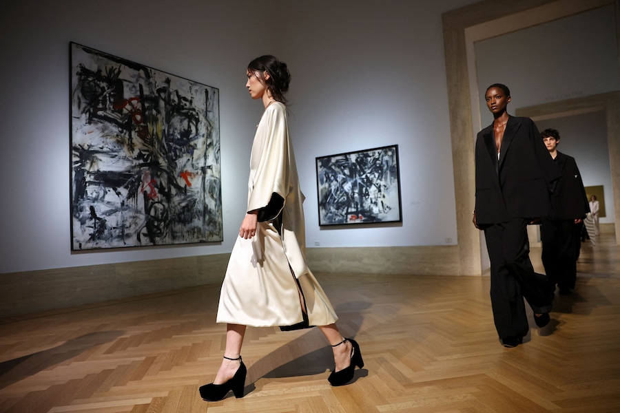 Le modelle sfoggiano le creazioni della prima collezione couture di Fendi firmata da Maria Grazia Chiuri alla Galleria Nazionale d'Arte Moderna e Contemporanea di Roma, il 9 luglio 2026. REUTERS/Guglielmo Mangiapane (REUTERS)
