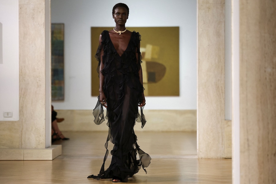 Una modella sfoggia un modello della prima collezione couture di Fendi firmata da Maria Grazia Chiuri alla Galleria Nazionale d'Arte Moderna e Contemporanea di Roma, Italia, il 9 luglio 2026. REUTERS/Guglielmo Mangiapane (REUTERS)