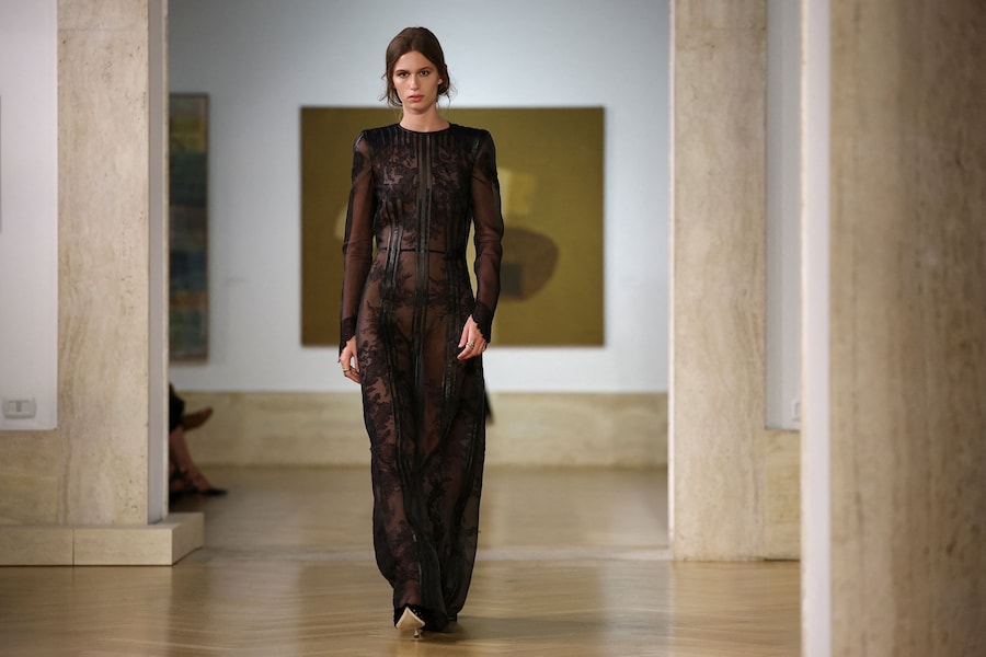 Una modella sfoggia un modello della prima collezione couture di Fendi firmata da Maria Grazia Chiuri alla Galleria Nazionale d'Arte Moderna e Contemporanea di Roma, Italia, il 9 luglio 2026. REUTERS/Guglielmo Mangiapane (REUTERS)
