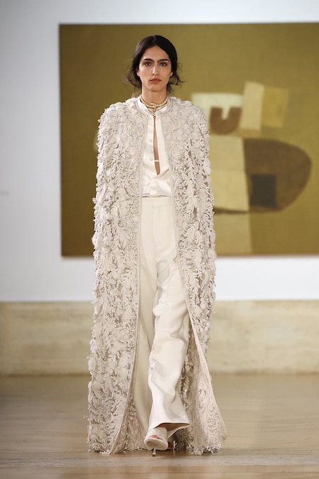 Una modella sfoggia un modello della prima collezione couture di Fendi firmata da Maria Grazia Chiuri alla Galleria Nazionale d'Arte Moderna e Contemporanea di Roma, Italia, il 9 luglio 2026. REUTERS/Guglielmo Mangiapane (REUTERS)