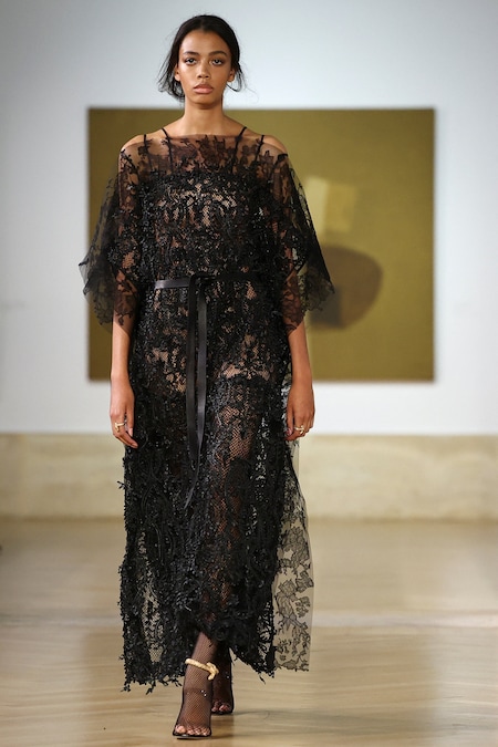 Una modella sfoggia un modello della prima collezione couture di Fendi firmata da Maria Grazia Chiuri alla Galleria Nazionale d'Arte Moderna e Contemporanea di Roma, Italia, il 9 luglio 2026. REUTERS/Guglielmo Mangiapane (REUTERS)
