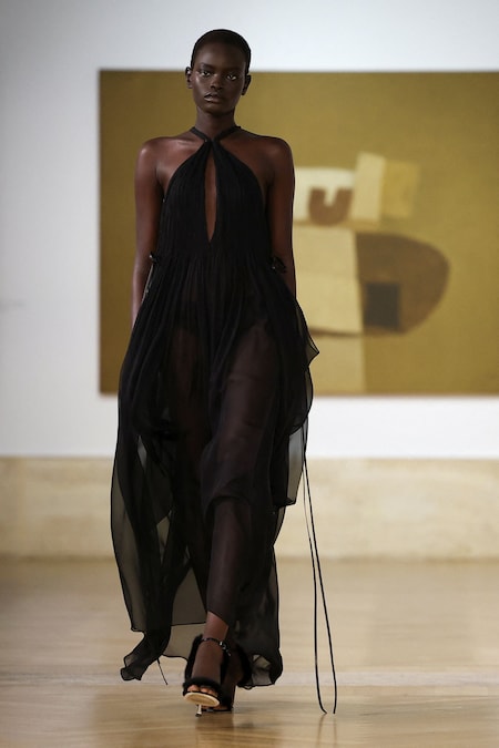Una modella sfoggia un modello della prima collezione couture di Fendi firmata da Maria Grazia Chiuri alla Galleria Nazionale d'Arte Moderna e Contemporanea di Roma, Italia, il 9 luglio 2026. REUTERS/Guglielmo Mangiapane (REUTERS)