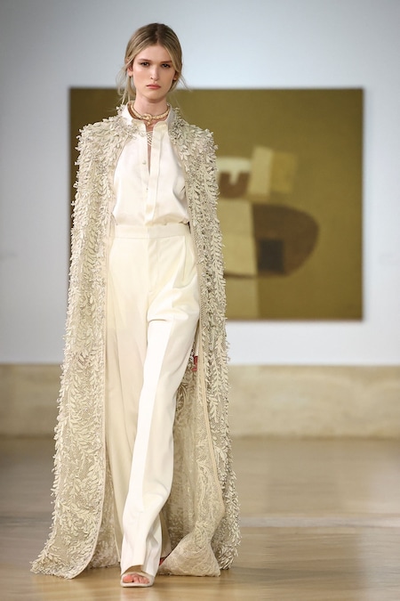 Una modella sfoggia un modello della prima collezione couture di Fendi firmata da Maria Grazia Chiuri alla Galleria Nazionale d'Arte Moderna e Contemporanea di Roma, Italia, il 9 luglio 2026. REUTERS/Guglielmo Mangiapane (REUTERS)