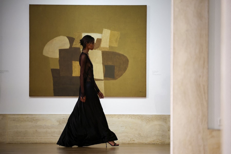 Una modella sfoggia un modello della prima collezione couture di Fendi firmata da Maria Grazia Chiuri alla Galleria Nazionale d'Arte Moderna e Contemporanea di Roma, Italia, il 9 luglio 2026. REUTERS/Guglielmo Mangiapane (REUTERS)