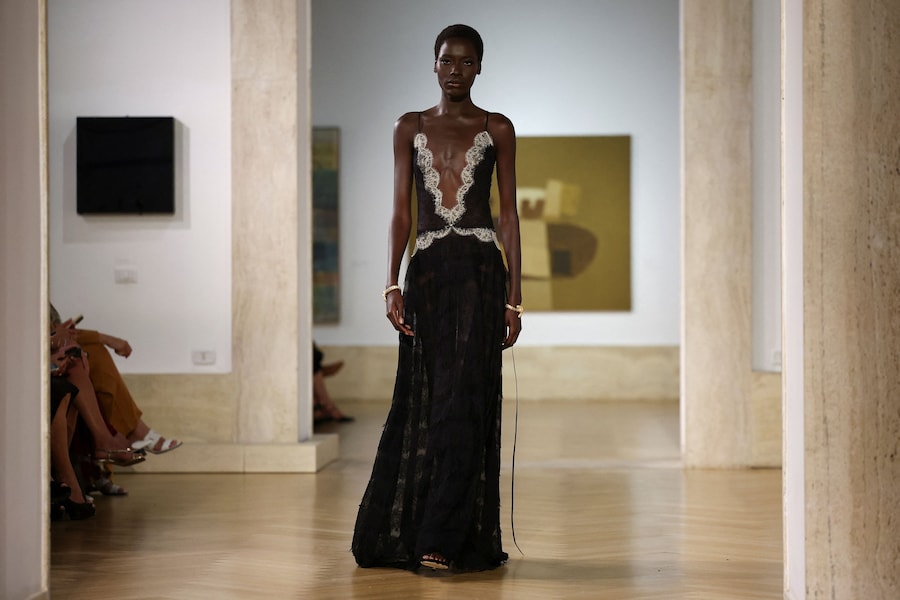 Una modella sfoggia un modello della prima collezione couture di Fendi firmata da Maria Grazia Chiuri alla Galleria Nazionale d'Arte Moderna e Contemporanea di Roma, Italia, il 9 luglio 2026. REUTERS/Guglielmo Mangiapane (REUTERS)