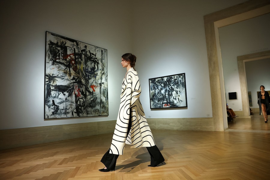 Una modella sfoggia un modello della prima collezione couture di Fendi firmata da Maria Grazia Chiuri alla Galleria Nazionale d'Arte Moderna e Contemporanea di Roma, Italia, il 9 luglio 2026. REUTERS/Guglielmo Mangiapane (REUTERS)