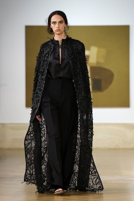 Una modella sfoggia un modello della prima collezione couture di Fendi firmata da Maria Grazia Chiuri alla Galleria Nazionale d'Arte Moderna e Contemporanea di Roma, Italia, il 9 luglio 2026. REUTERS/Guglielmo Mangiapane (REUTERS)