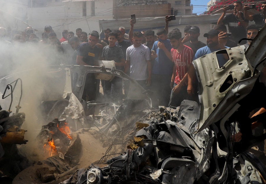 I palestinesi ispezionano il luogo in cui un veicolo è stato colpito da un attacco israeliano nella città di Gaza, il 9 luglio 2026. REUTERS/Ebrahim Hajjaj (REUTERS)