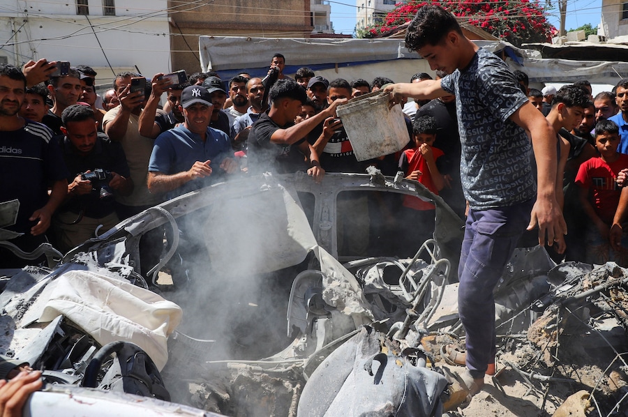 I palestinesi ispezionano il luogo in cui un veicolo è stato colpito da un attacco israeliano nella città di Gaza, il 9 luglio 2026. REUTERS/Ebrahim Hajjaj (REUTERS)