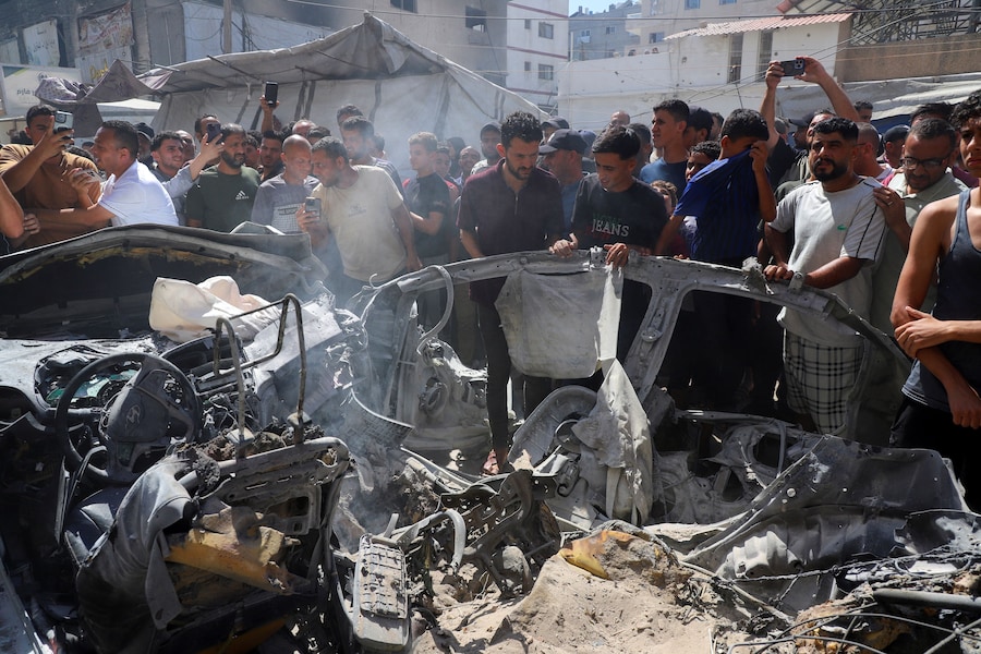 I palestinesi ispezionano il luogo in cui un veicolo è stato colpito da un attacco israeliano nella città di Gaza, il 9 luglio 2026. REUTERS/Ebrahim Hajjaj (REUTERS)