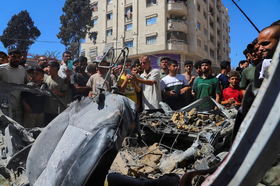 I palestinesi ispezionano il luogo in cui un veicolo è stato colpito da un attacco israeliano nella città di Gaza, il 9 luglio 2026. REUTERS/Ebrahim Hajjaj (REUTERS)