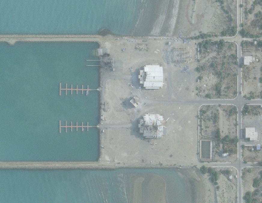 Un'immagine satellitare più dettagliata mostra i danni subiti da un edificio portuale iraniano a seguito dei recenti attacchi statunitensi a Sarkhur Tahruyi, nella provincia di Hormozgan, in Iran, il 9 luglio 2026. 2026 Planet Labs PBC/Foto fornita da REUTERS (via REUTERS)
