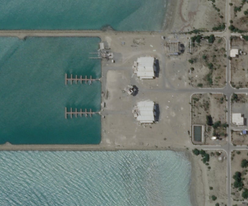 Un'immagine satellitare più dettagliata mostra un edificio portuale iraniano prima dei recenti attacchi statunitensi a Sarkhur Tahruyi, nella provincia di Hormozgan, in Iran, il 7 luglio 2026. 2026 Planet Labs PBC/Foto fornita tramite REUTERS (via REUTERS)