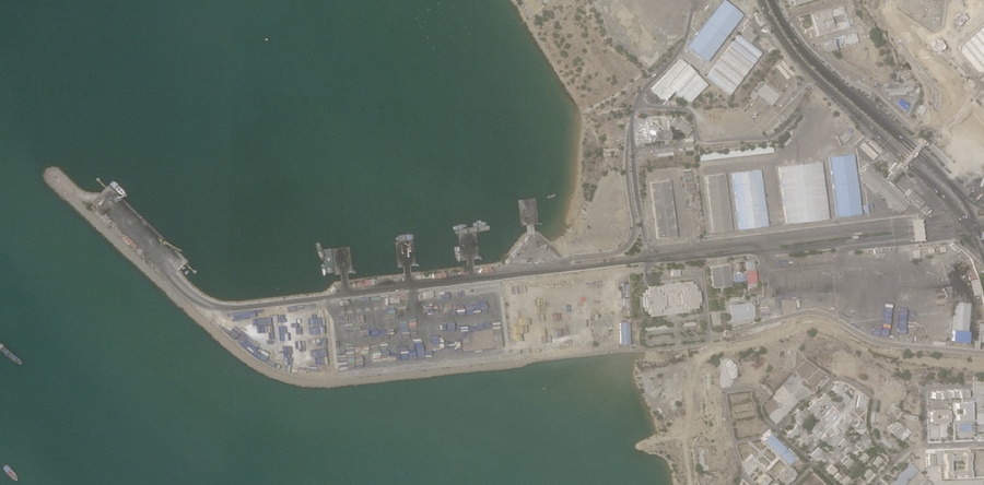 Un'immagine satellitare mostra un'area del porto di Chabahar, in Iran, il 9 luglio 2026, dopo che mercoledì (8 luglio) l'esercito statunitense ha dichiarato di aver sferrato nuovi attacchi contro l'Iran per mantenere aperto allo scalo marittimo lo Stretto di Ormuz. 2026 PLANET LABS PBC/Foto fornita da REUTERS (via REUTERS)