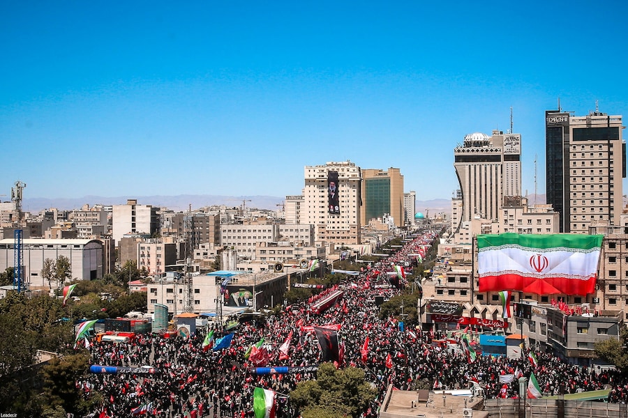 I partecipanti al funerale si radunano il giorno della sepoltura del defunto leader supremo iraniano, l’ayatollah Ali Khamenei, ucciso il 28 febbraio in seguito a attacchi aerei israeliani e statunitensi, a Mashhad, in Iran, il 9 luglio 2026. Ufficio della Guida Suprema iraniana / Foto fornita tramite REUTERS (VIA REUTERS)