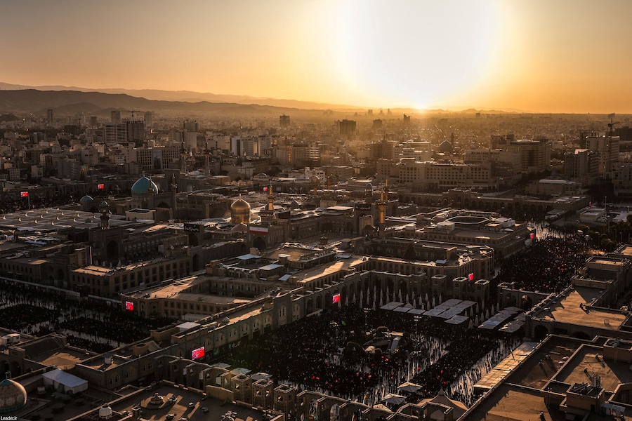 Il 9 luglio 2026, a Mashhad, in Iran, i partecipanti al funerale si radunano nel giorno della sepoltura del defunto leader supremo iraniano, l’ayatollah Ali Khamenei, ucciso il 28 febbraio in seguito a attacchi aerei israeliani e statunitensi. Ufficio del leader supremo iraniano / Foto fornita da REUTERS (VIA REUTERS)