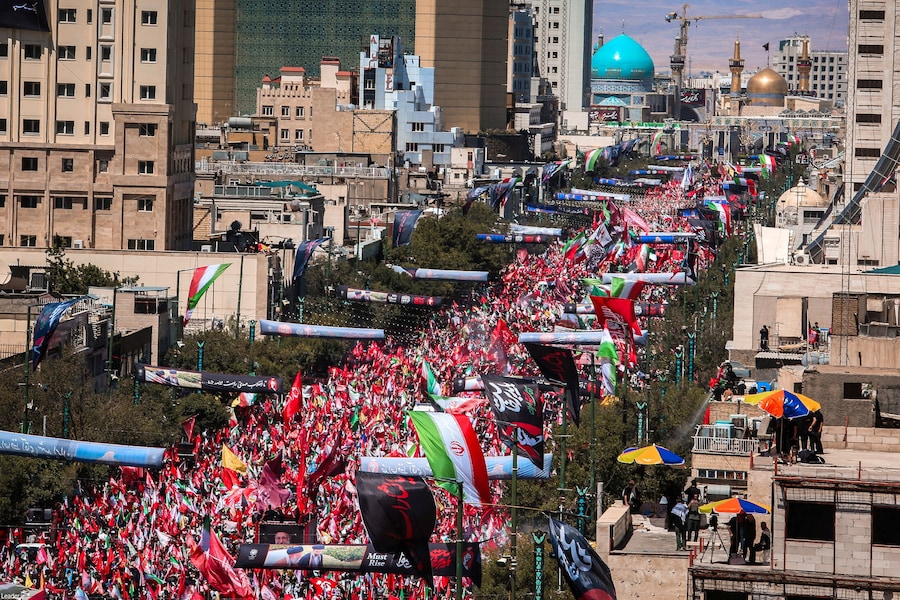 Il 9 luglio 2026, a Mashhad, in Iran, i partecipanti al funerale si radunano nel giorno della sepoltura del defunto leader supremo iraniano, l’ayatollah Ali Khamenei, ucciso il 28 febbraio in seguito a attacchi aerei israeliani e statunitensi. Ufficio del leader supremo iraniano / Foto fornita da REUTERS (VIA REUTERS)
