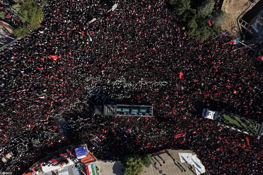 Un veicolo trasporta la bara del defunto leader supremo iraniano, l’ayatollah Ali Khamenei, ucciso il 28 febbraio in seguito a attacchi aerei israeliani e statunitensi, e le bare dei suoi familiari, nel giorno della sepoltura, a conclusione di un funerale di massa, a Mashhad, in Iran, 9 luglio 2026. Ufficio della Guida Suprema iraniana / Foto fornita da REUTERS (VIA REUTERS)