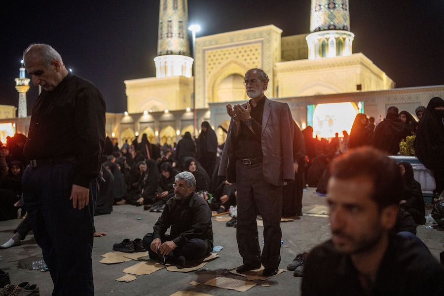 I partecipanti al funerale pregano davanti al Santuario dell’Imam Reza dopo la sepoltura del defunto leader supremo iraniano, l’ayatollah Ali Khamenei, ucciso il 28 febbraio in seguito a attacchi aerei israeliani e statunitensi, a Mashhad, in Iran, il 9 luglio 2026. REUTERS/Alkis Konstantinidis (REUTERS)