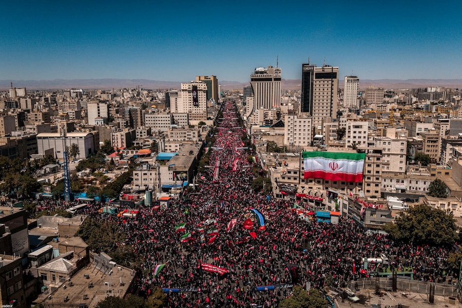 Il 9 luglio 2026, a Mashhad, in Iran, i partecipanti al funerale si radunano nel giorno della sepoltura del defunto leader supremo iraniano, l’ayatollah Ali Khamenei, ucciso il 28 febbraio in seguito a attacchi aerei israeliani e statunitensi. Ufficio del leader supremo iraniano / Foto fornita da REUTERS (VIA REUTERS)