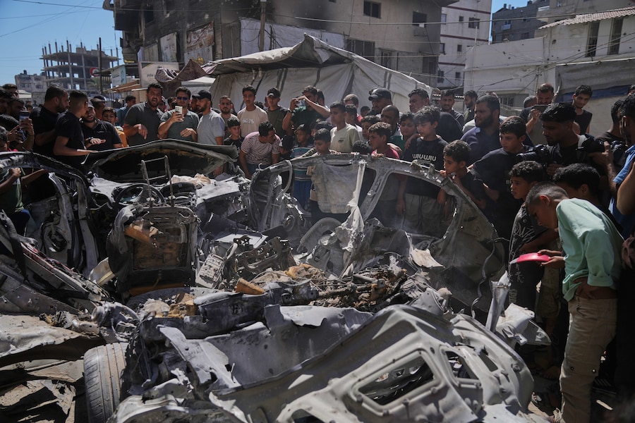 I palestinesi si radunano attorno a un'auto colpita da un attacco militare israeliano nella città di Gaza, giovedì 9 luglio 2026. (Foto AP/Jehad Alshrafi) (APN)