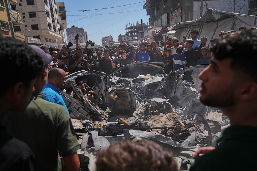 I palestinesi si radunano attorno a un'auto colpita da un attacco militare israeliano nella città di Gaza, giovedì 9 luglio 2026. (Foto AP/Jehad Alshrafi) (APN)