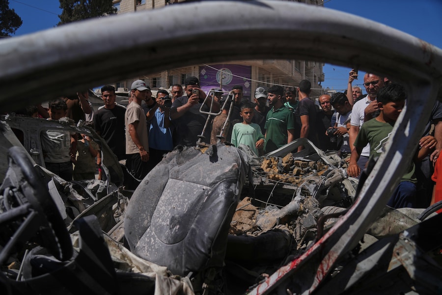 I palestinesi si radunano attorno a un'auto colpita da un attacco militare israeliano nella città di Gaza, giovedì 9 luglio 2026. (Foto AP/Jehad Alshrafi) (APN)