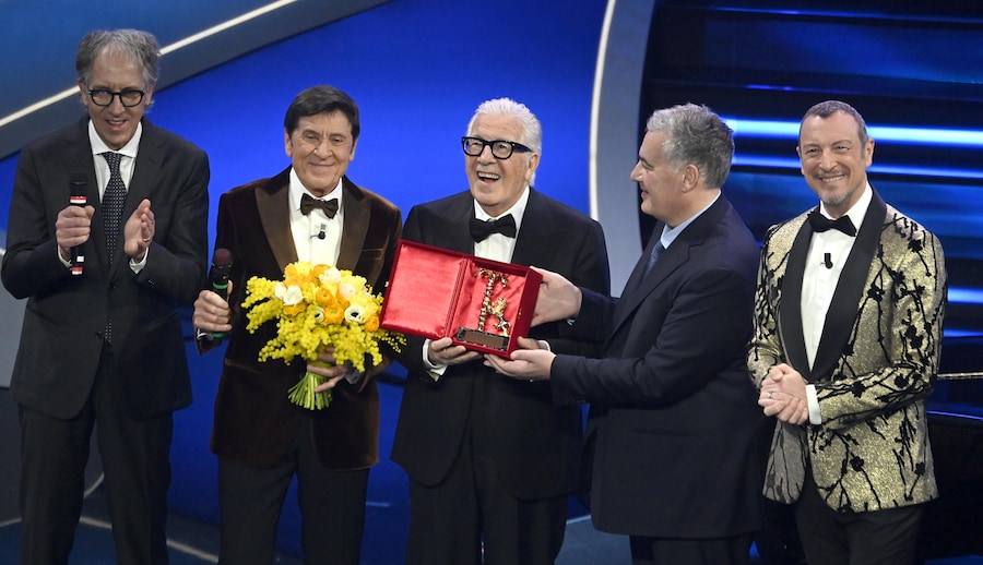 (da sinistra a destra) Il sindaco di Sanremo Alberto Biancheri, il cantante italiano e co-conduttore del Festival di Sanremo Gianni Morandi, il cantante italiano Peppino Di Capri, il vicesindaco di Sanremo Leandro Faraldi e il conduttore e direttore artistico del Festival di Sanremo Amadeus sul palco del Teatro Ariston durante la 73ª edizione del Festival della Canzone Italiana di Sanremo, a Sanremo, Italia, il 10 febbraio 2023. (ANSA/Riccardo Antimiani)