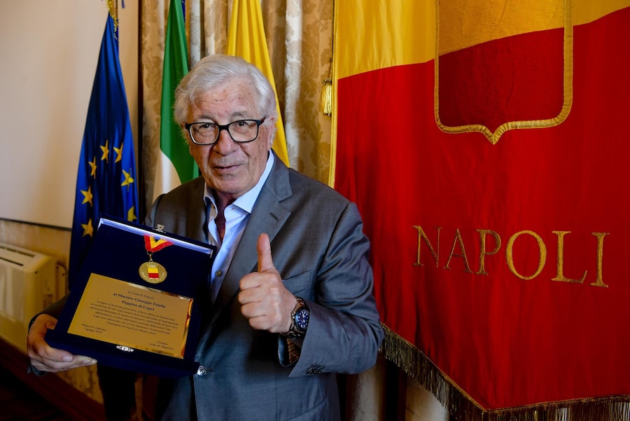 La cerimonia di consegna, a Palazzo San Giacomo, sede del Comune, della medaglia Città di Napoli a Peppino Di Capri, Napoli, 5 giugno 2018. (ANSA/ Ciro Fusco)