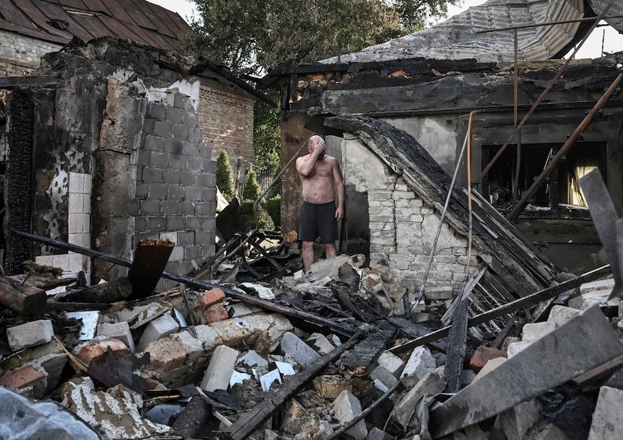 Un abitante si dispera sul luogo di un attacco aereo russo, nel contesto dell'offensiva russa contro l'Ucraina, a Zaporizhzhia. (REUTERS/Stringer)