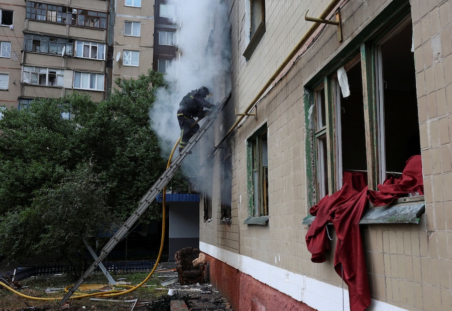 Un soccorritore è al lavoro sul luogo di un attacco aereo russo, nel contesto dell'offensiva russa contro l'Ucraina, a Kramatorsk. (REUTERS/Anatolii Stepanov)