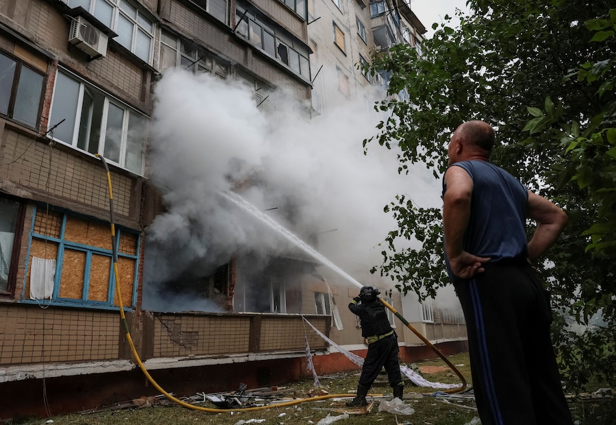 Un soccorritore al lavoro sul luogo di un attacco aereo russo, nel contesto dell'offensiva russa contro l'Ucraina, a Kramatorsk. (REUTERS/Anatolii Stepanov)