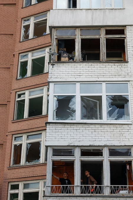 A Kiev, in Ucraina, l'11 luglio 2026, alcuni residenti rimuovono i detriti dal balcone del loro appartamento, danneggiato durante gli attacchi missilistici russi nel contesto dell'offensiva russa contro l'Ucraina. (REUTERS/Valentyn Ogirenko)