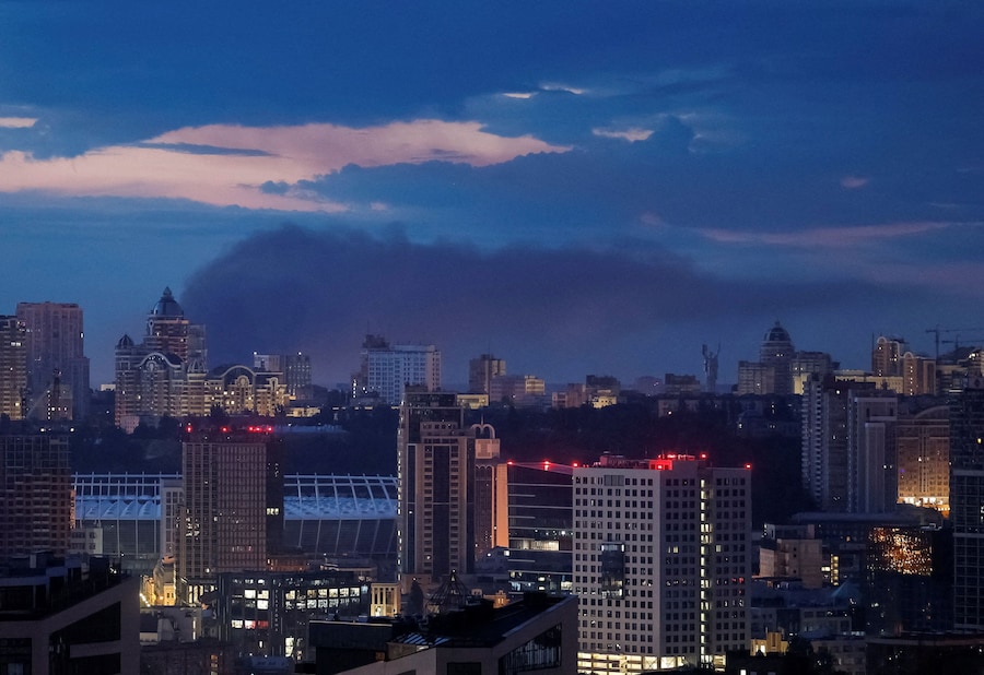 Il fumo si alza sulla città durante un attacco missilistico russo, nel contesto dell'offensiva russa contro l'Ucraina, a Kiev, Ucraina, l'11 luglio 2026. (REUTERS/Gleb Garanich)